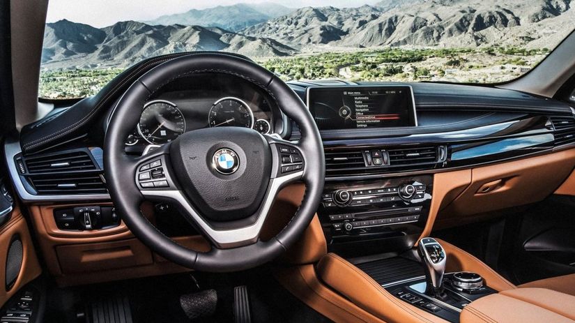Palubná doska, prevzatá z BMW X5 má...