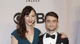 Herec Daniel Radcliffe prišiel s priateľkou Erin Darke.