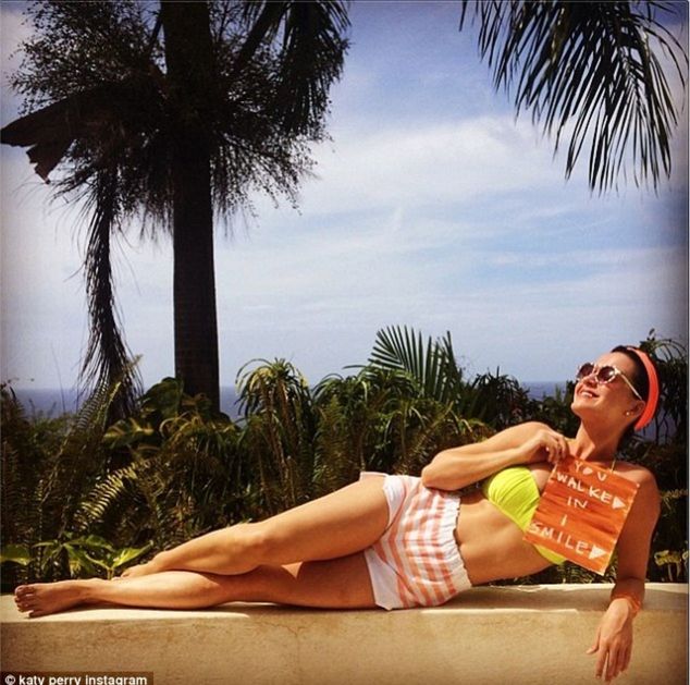 Katy Perry dovolenkuje v tropickom raji.