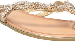 Dámske šľapky sú zväčša zdobené kvetinami,...