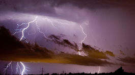 Nepriaznivé počasie trápi Česko, silný vietor odrezal tisíce ľudí od elektriny