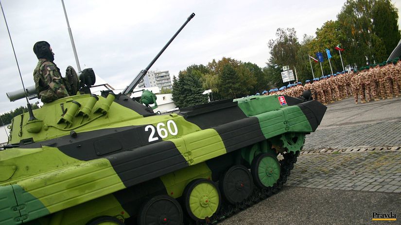 Vojakom v stálej službe sa okrem toho predĺži...