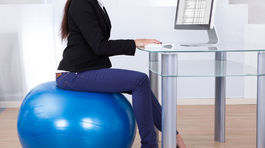 Sedíte na fit lopte, keď pracujete? Pozor, nemalo by to trvať dlhšie, ako...