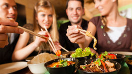 Po indonézskej svadbe sa vyhadzujú kopy jedla. Vďaka projektu putujú núdznym