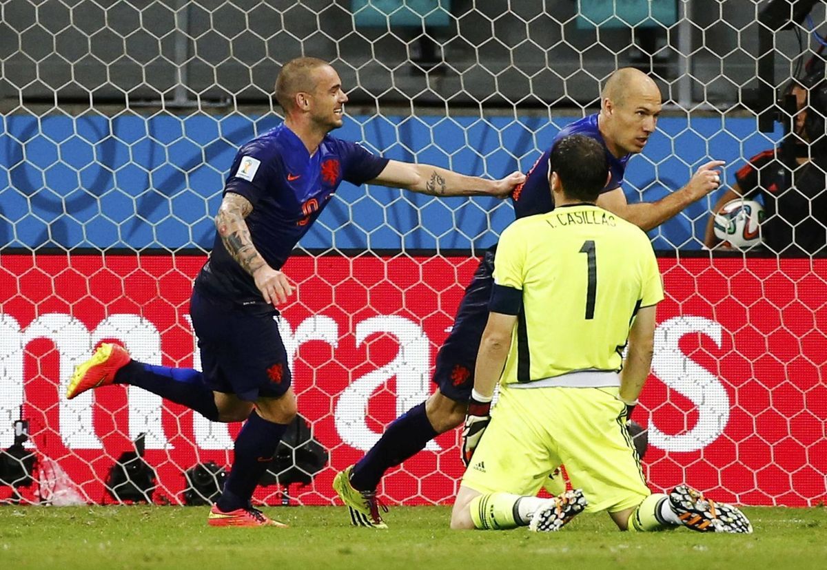 Iker Casillas sleduje radosť Arjena Robbena a...