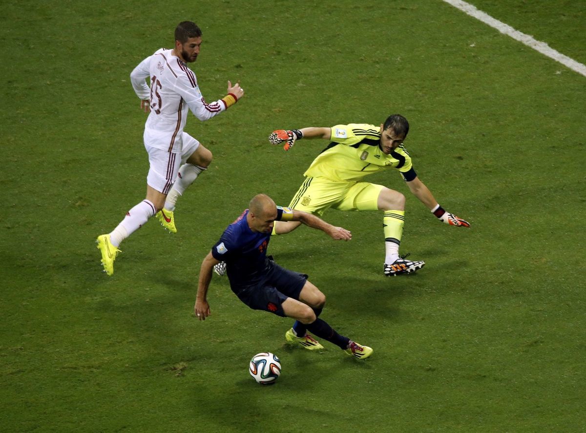 Arjen Robben si pri piatom góle Ikera Casillasa...