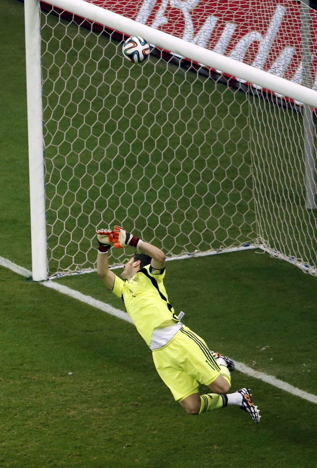 V tomto prípade Casillasa zachránilo brvno.