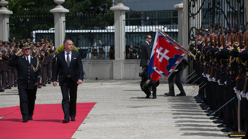 Prvá prehliadka čestnej stráže Andreja Kisku.