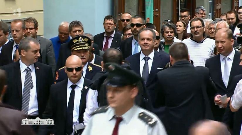 Prezident Andrej Kiska počas prechádzky pred...