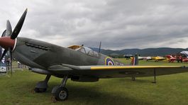 Pri leteckom dni v Česku sa zrútilo historické lietadlo, pilot neprežil