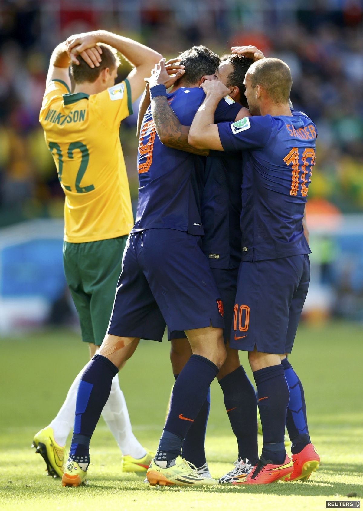 Holandskí futbalisti oslavujú gól Memphisa...