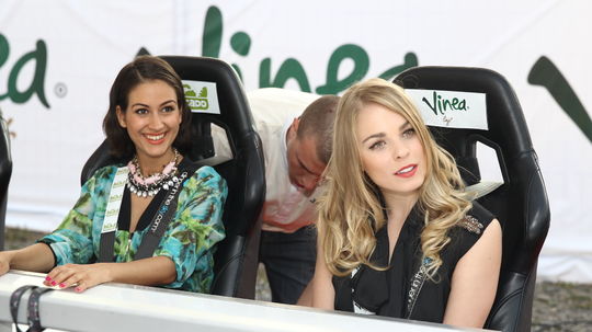 Speváčka Zdenka Predná (vľavo) a moderátorka...