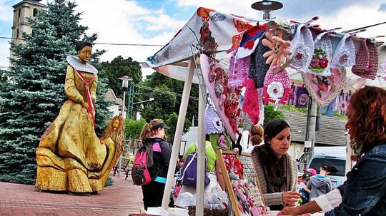 Podhradiu v strede Čachtíc dominuje socha...