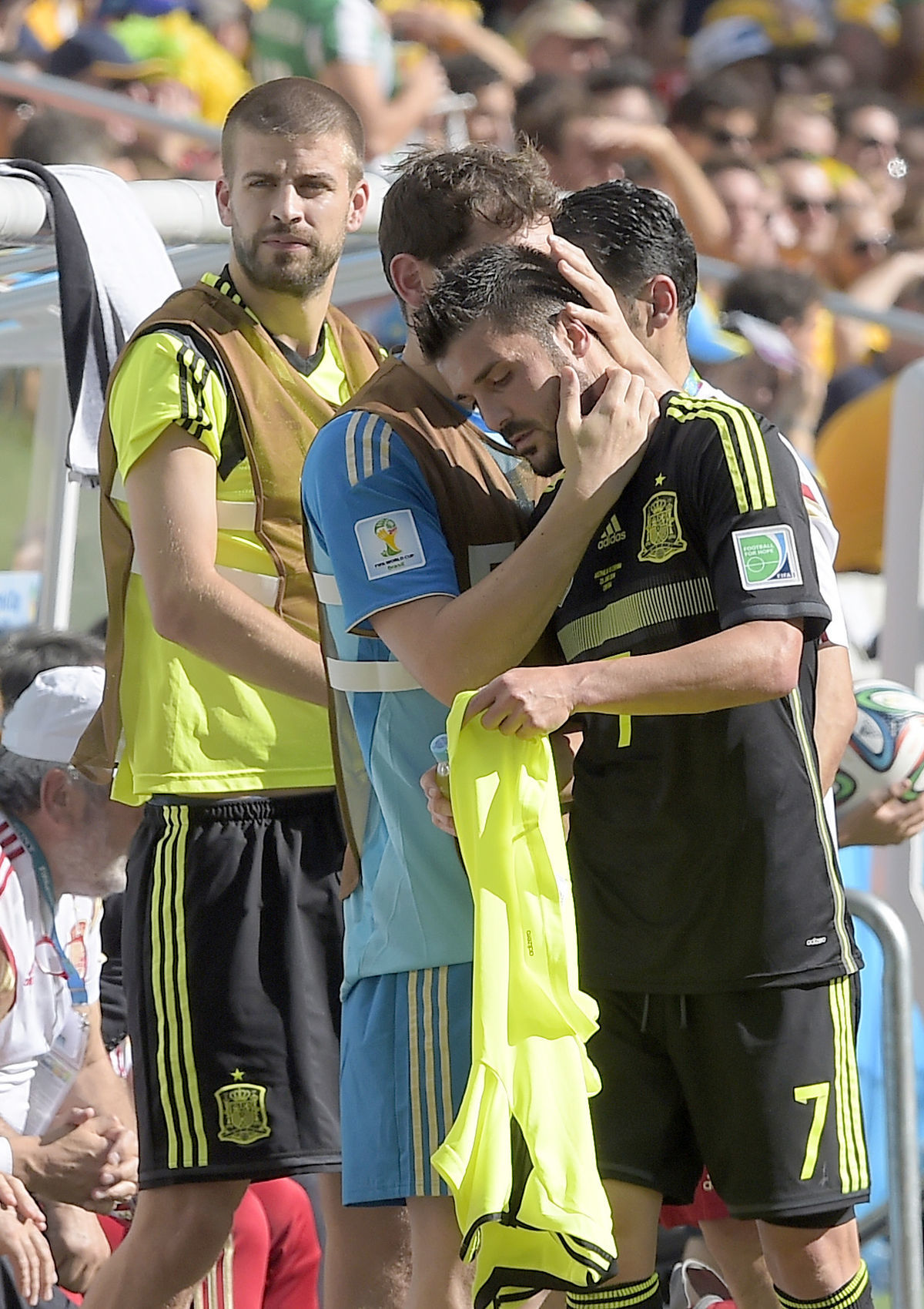 David Villa v objatí Ikera Casillasa po...