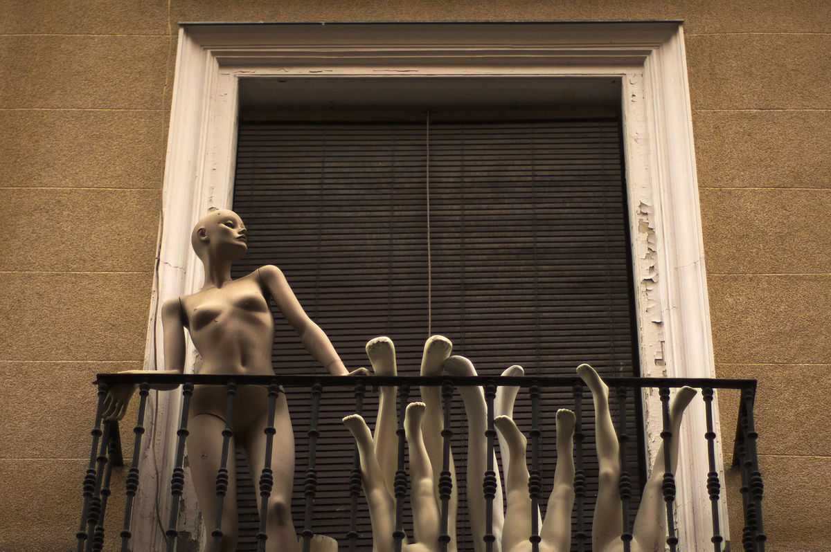 Madrid, balkón, figuríny