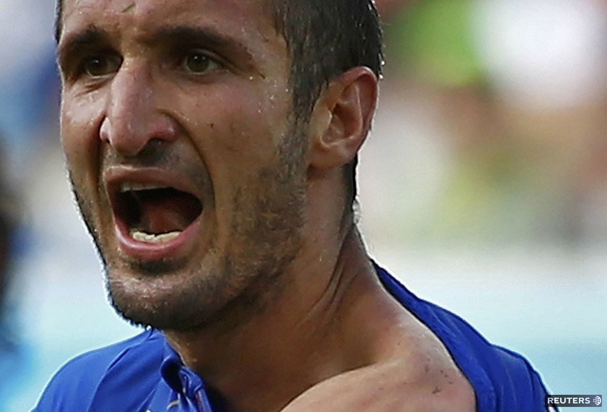 Nahnevaný taliansky obranca Giorgio Chiellini.