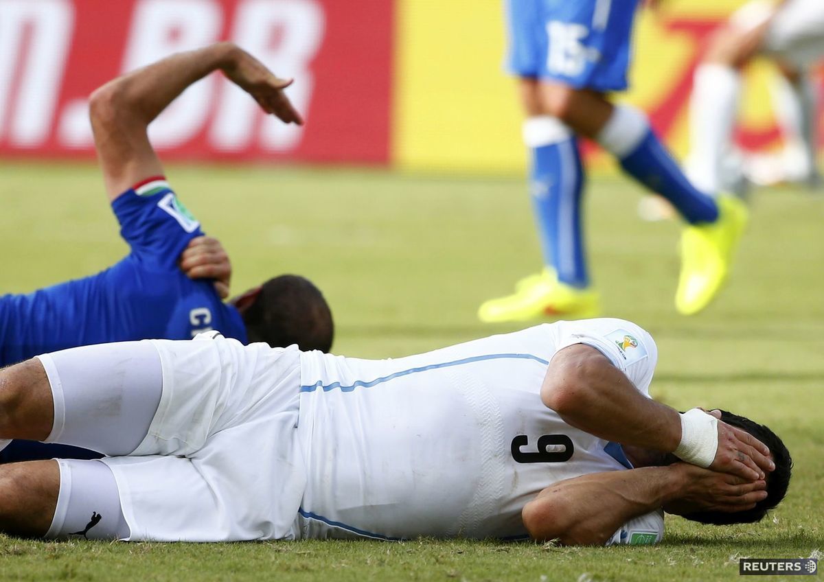 Luis Suárez i Giorgio Chiellini zostali po...