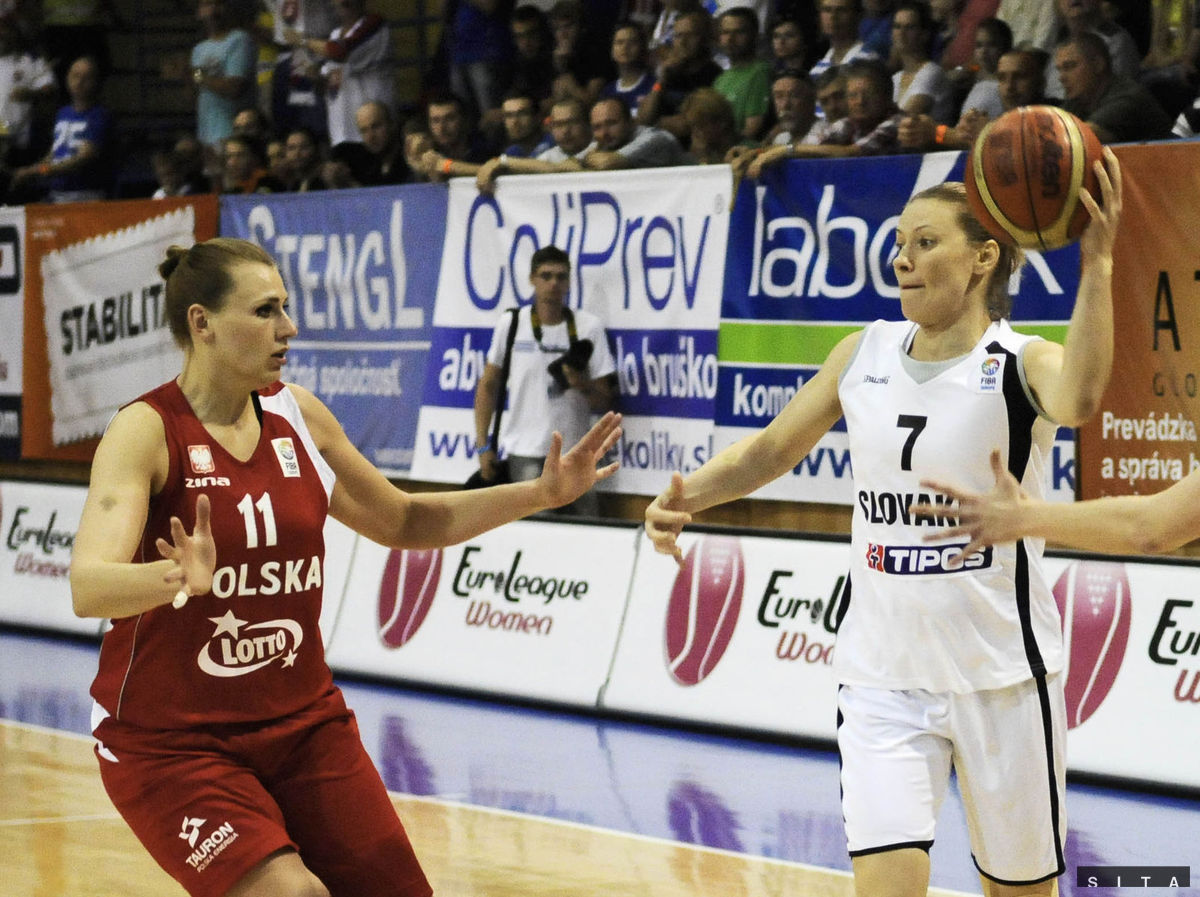 Zuzana Žirková ako kapitánka Slovenska (vpravo).