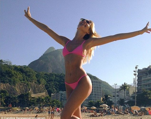 Topmodelka Candice Swanepoel na pláži v Rio de...
