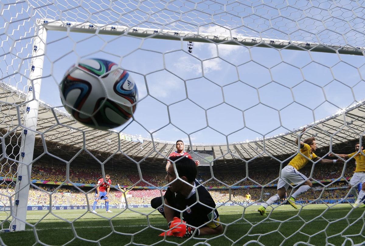 Brazílčania otvárajú skóre.