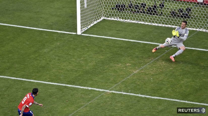 Julio Cesar, Mauricio Pinilla