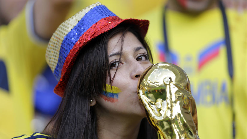 Fanúšička Kolumbie bozkáva repliku majstrovskej...