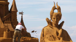 Turisti v talianskom letovisku nesmú stavať hrady z piesku. Zavadzajú, ide o sekundy