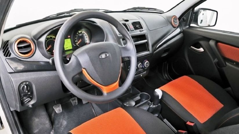Interiér osviežujú oranžové dekorácie a...
