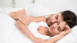 Zmotaní v spánku do seba? Alebo od seba? Dobrý vzťah či konflikt? 