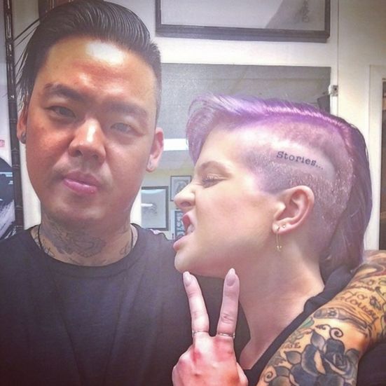 Kelly Osbourne s novým tetovaním na hlave a...