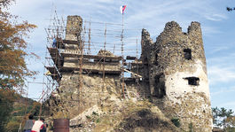 Hrad Revište obnovujú aj v lete