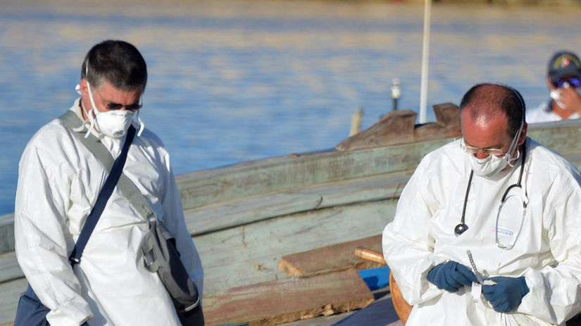 Vyťahovanie mŕtvych migrantov z podpalubia