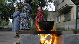 Ženy varia na ulici.