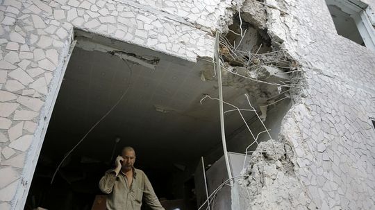 Valerij telefonuje zo svojho zničeného domu po...