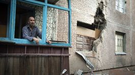 Valery sa díva z balkóna svojho zničeného bytu...