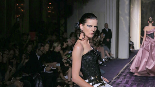 Topmodelka Stella Tennant uzatvárala prehliadku...