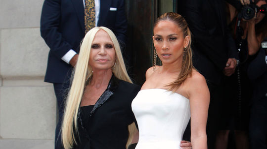 Speváčka Jennifer Lopez (vpravo) a Donatella...