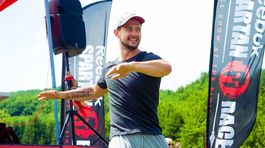 Hokejista Tomáš Tatar rozcvičoval účastníkov...