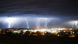 Búrka na Záhorí lámala stromy, ktoré zablokovali dopravu