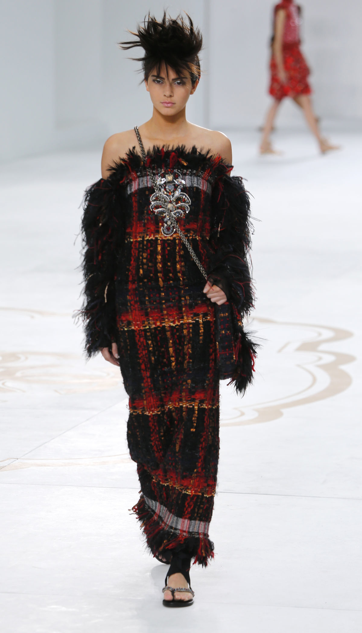 Modelka Kendall Jenner v kreácii Chanel Couture...