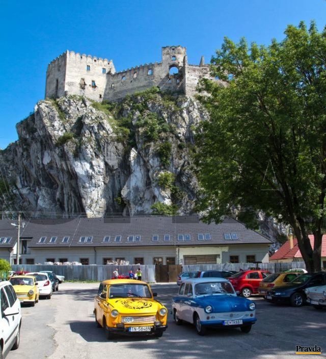 Na opačnej strane Váhu sa týči Beckovský hrad....