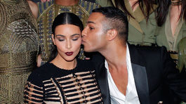 Dizajnér Olivier Rousteing bozkáva televíznu celebritu Kim Kardashian.