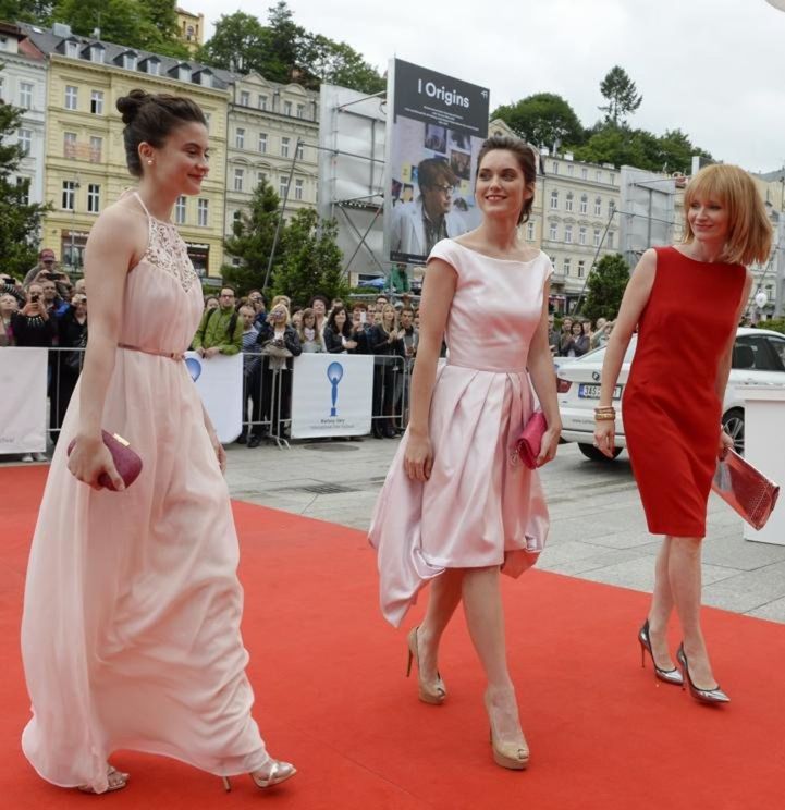Zľava: Herečky Eva Josefíková, Judit Bárdos a...