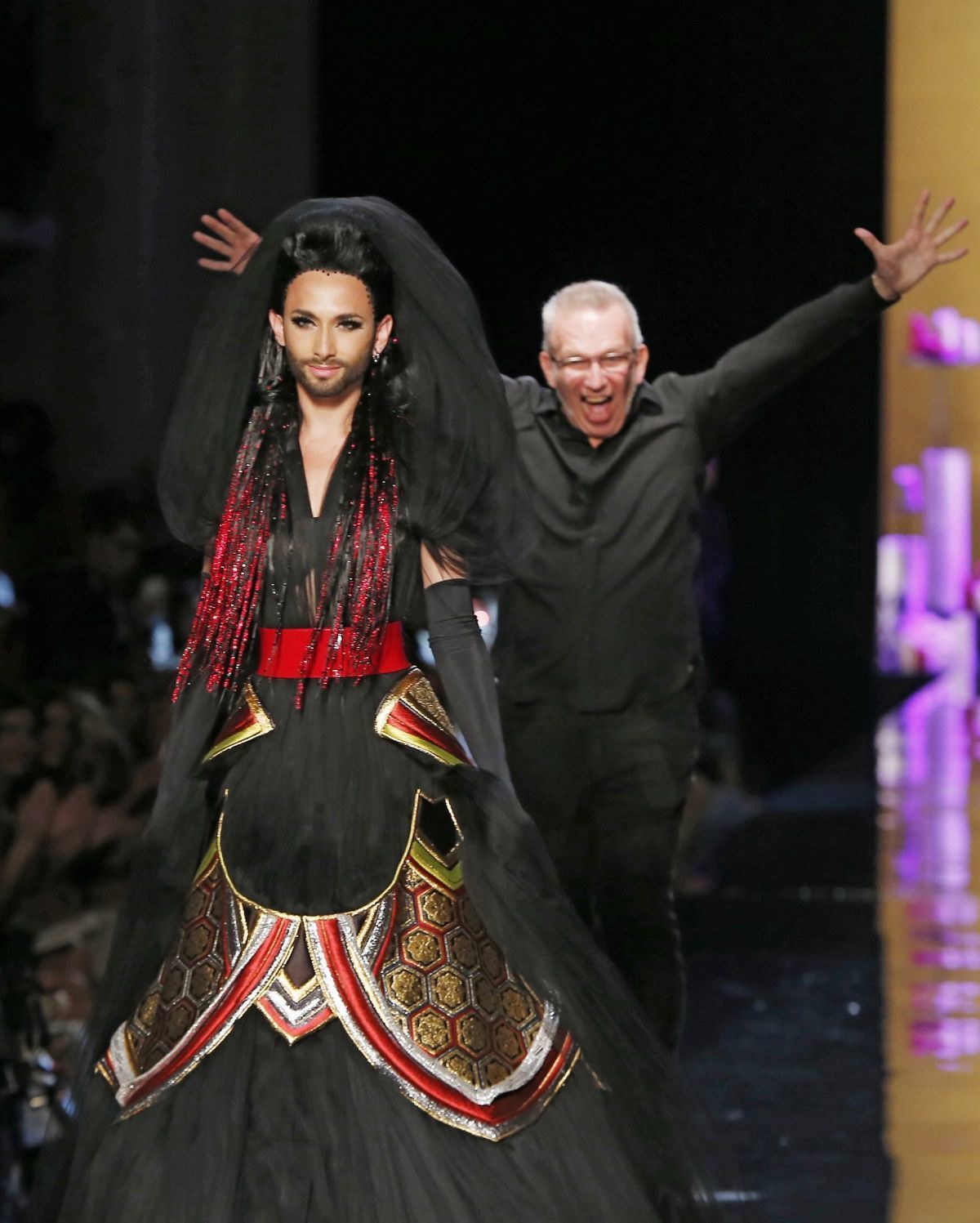 Dizajnér Jean Paul Gaultier v závere svojej...