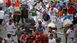 Beh ľudí a býkov v španielskej Pamplone.