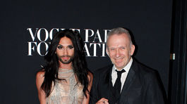 Rakúska speváčka Conchita Wurst a dizajnér Jean Paul Gaultier.