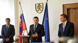 Nielen voda sa valí do ústavy 