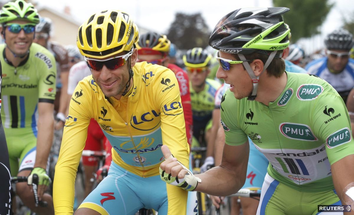 Peter Sagan debatuje s Vincenzom Nibalim v žltom.