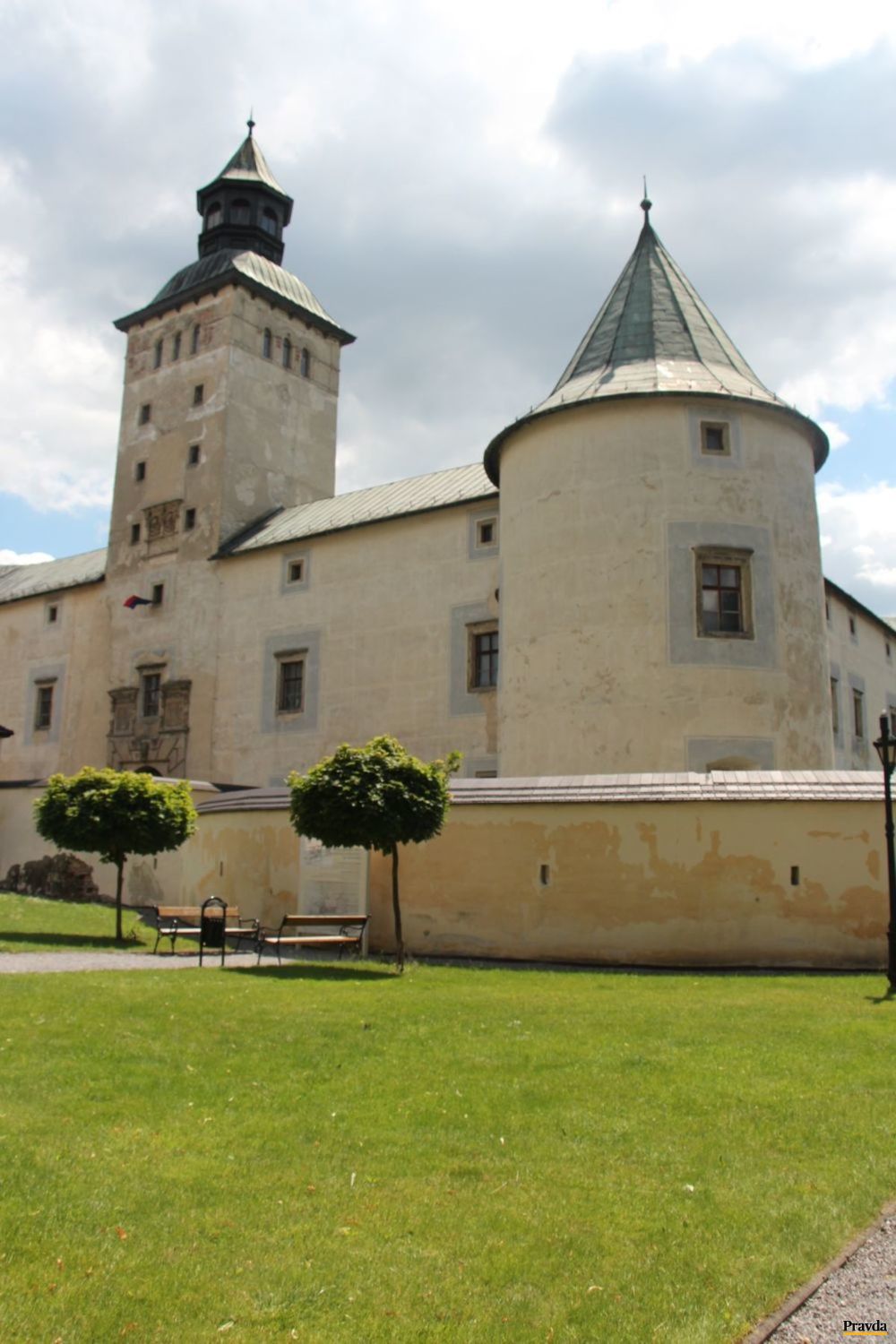 2. Hneď vedľa Sobášneho paláca sa nachádza...