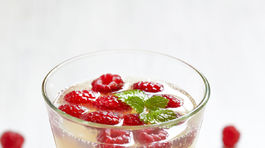 Kŕče v lietadle? Pite veľa minerálky s cukrom